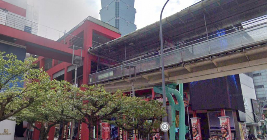 台北市信義區威秀影城空橋驚傳一對男女當眾進行不當行為。（示意圖／Google地圖）
