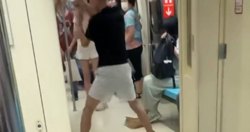 台北捷運發生插隊糾紛，16歲少年與22歲男大生在車廂內互毆。（圖／翻攝自Threads）
