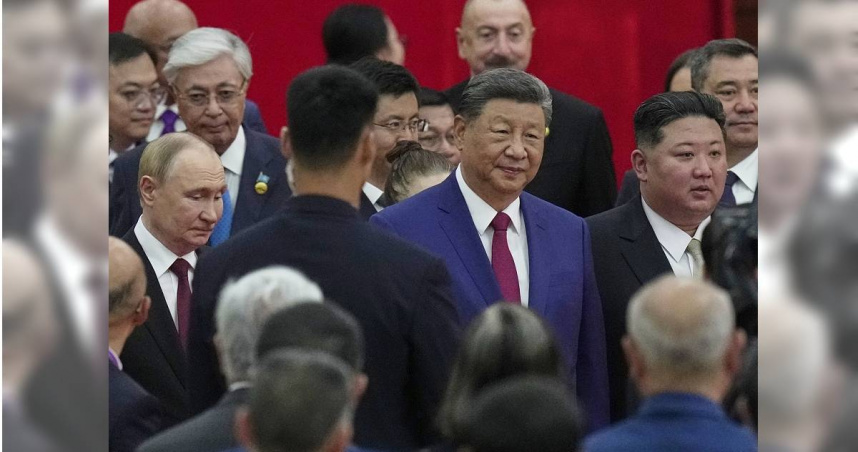 中國大陸國家主席習近平（中）與北韓領導人金正恩（右）和俄羅斯總統普丁（左）今天一同前往北京天安門城樓前參加抗日戰爭暨世界反法西斯勝利80周年紀念活動。 （圖／達志／美聯社）