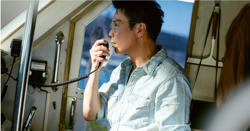 陶喆親自參與演出〈微塵〉MV，化身關鍵角色，貫穿故事線。（圖／偉大文化提供）