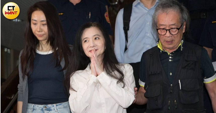 應曉薇完成交保程序，重獲自由。（圖／黃威彬攝）