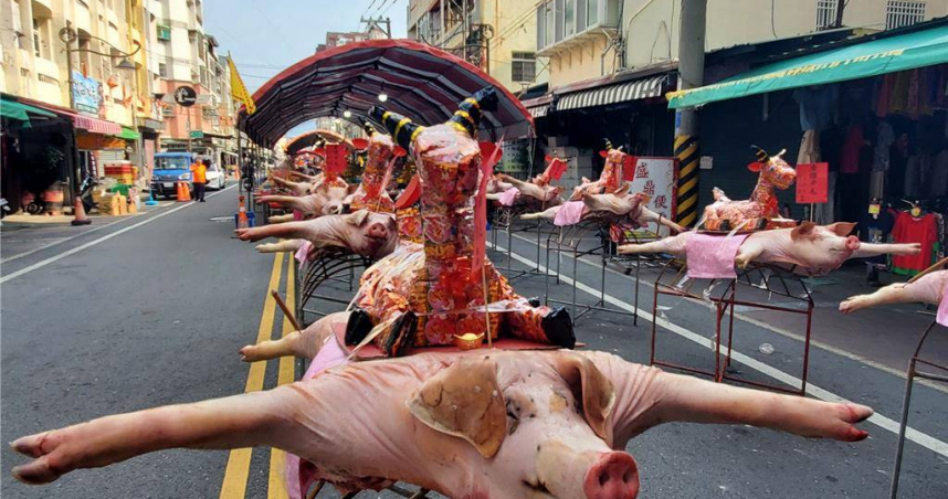 今年豬價高，虎尾中元普度的肉山規模也較往年小。（圖／中國時報周麗蘭攝，下同）