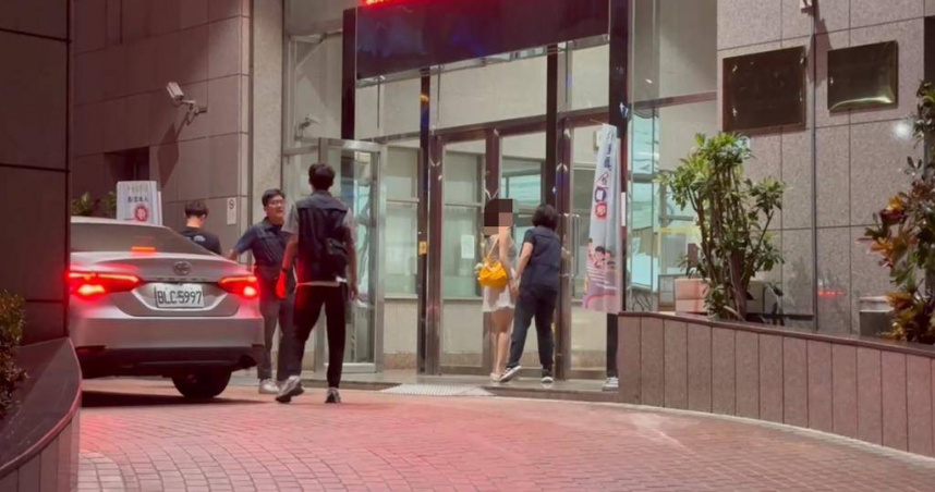 吳姓女網黃在高雄總圖拍攝情色片，10日晚間被依公然猥褻罪移送法辦。（圖／翻攝畫面）