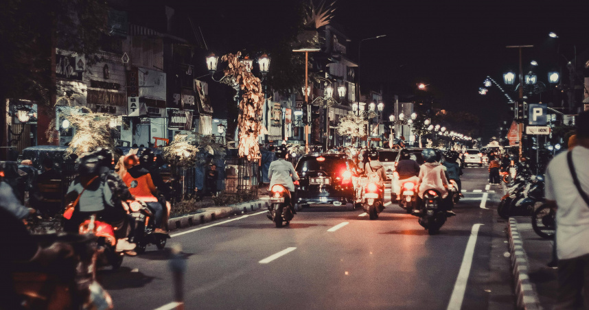 一名男子因找不到機車停車位，竟選擇挪動別人的機車停進去，遭員警勸導不聽後被開罰。（示意圖／翻攝Pixabay）