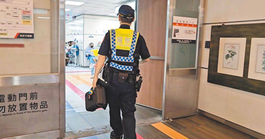 宜蘭縣某高職15日上午發生校園喋血事件，警方趕赴醫院了解案情。（圖／中國時報吳佩蓉攝）