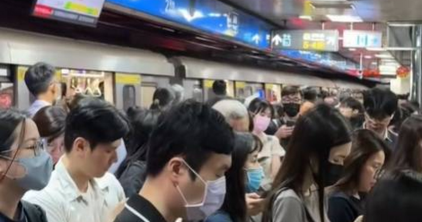 台北捷運板南線今（19）日尖峰時段發生列車異常，不少通勤民眾卡在月台苦等。（圖／翻攝Threads／hsin_0818）