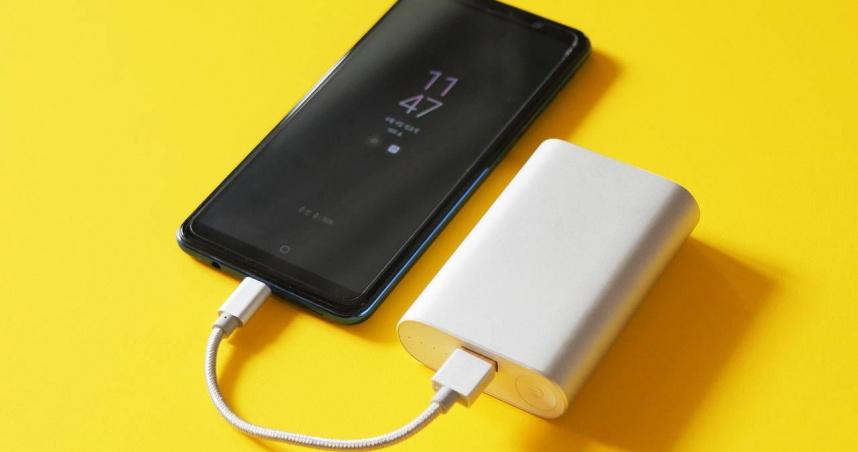 台電提醒，行動電源若出現龜裂、膨脹或破損，應立即淘汰並交由資源回收車處理，切勿丟入垃圾車。（示意圖／Pixabay）