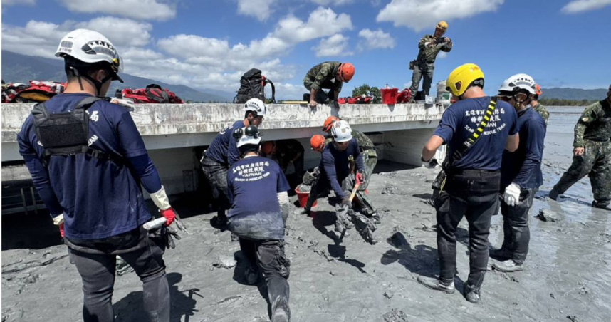 今（27）日，搜救人員終於將黃姓婦人遺體移出，並用3件救生衣當浮具，利用「人鏈」的方式護送遺體渡河運至救護車。（圖／翻攝畫面）