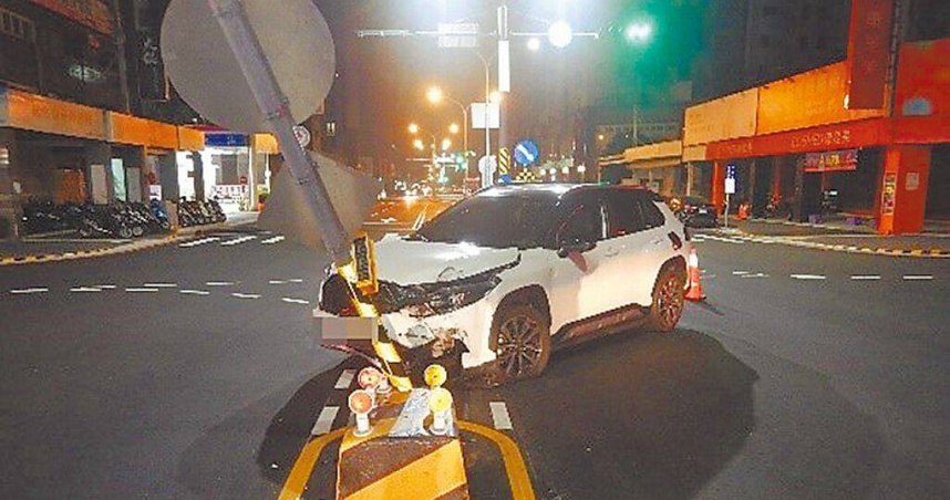 台中市進化北路新設庇護島後，短短3個月自撞事故達19件。經重繪導引線、增設反光柱等改善措施後，今年1至8月事故降至5件，顯示初期設計仍存在安全隱憂。（圖／本報資料照片）