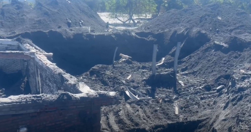 搜救犬在佛祖街進行搜救。（圖／翻攝自臉書／花蓮縣消防局）