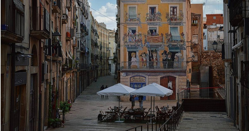 西班牙出現竊團專偷餐廳的椅子，2個月內偷了上千張轉賣，市值約6萬歐元（約新台幣205萬元），如今組成竊團的7名嫌犯已全數落網。（示意圖／Pixabay）