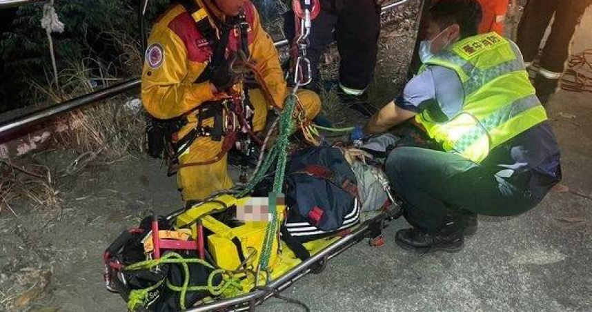 女大生騎車過彎失控，直摔山坡嚇壞同學。（圖 ／翻攝畫面）