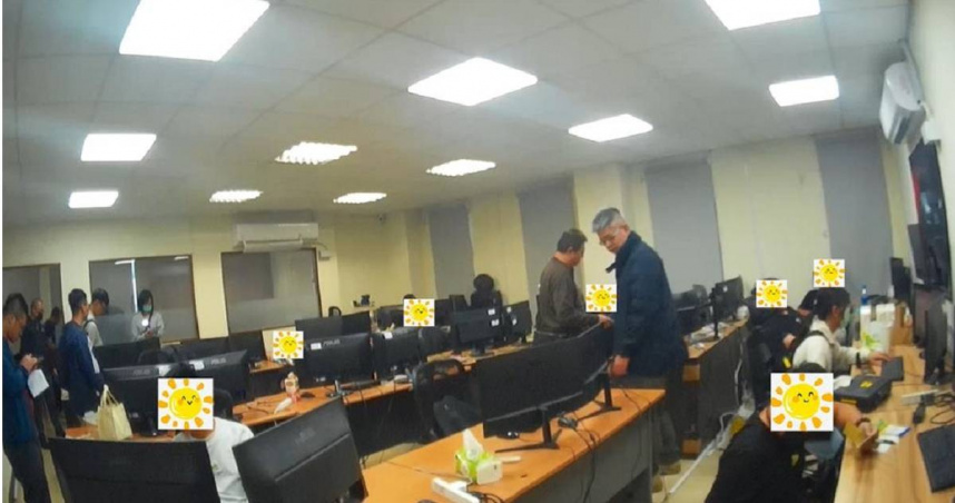 台中市警察局刑事大隊今（7）日宣布，破獲一起跨國網路博弈機房及洗錢案，查獲31歲何姓男子在兩岸經營運動賽事投注網站與線上娛樂城，經營期間出入賭資金額則逾4億餘元，不法獲利亦超過2000萬元。（圖／警方提供）