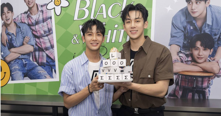 《黑白原來是真的》葛兆恩（右）、紀成㵆甜蜜出席慶功媒體茶敘。（圖／結果娛樂提供）