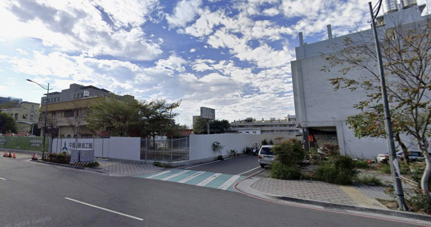 彰化市中古透天交易占比首度破4成，圖左為彰化市區正在興建的中友百貨工地，預計2028年完工。（圖／翻攝自google map）