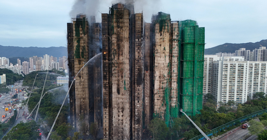 香港新界大埔宏福苑發生五級火警，目前已有44人死亡。（圖／路透社）