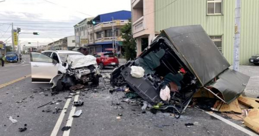 斗南路口3車猛撞，小貨車「車頭斷裂」釀2死2傷。（圖 ／翻攝畫面）