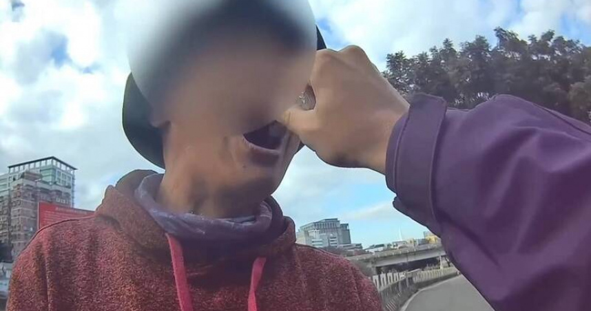 清潔工違規闖自行車道　文山警一查竟是「無照+藏毒」