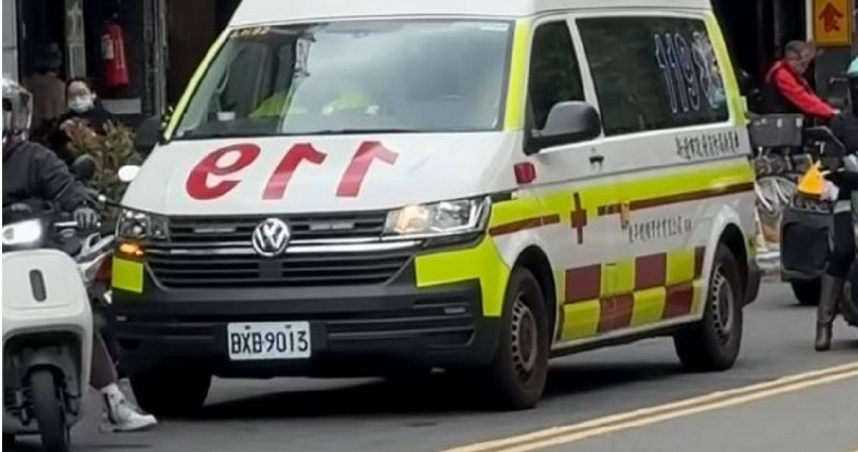 救護車車頭「119」的字樣是反過來的。（圖／翻攝自臉書／新北消防發爾麵）