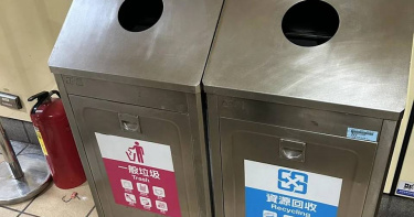 新北市永和頂溪捷運站3日上午發生垃圾桶起火事件，15歲少年疑丟入點燃衛生紙引發火警，警方循線在圓山捷運站將人逮捕。（圖／翻攝畫面）