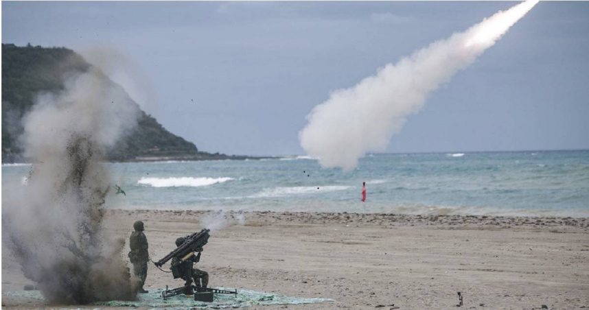 國軍在實彈演習中使用「刺針」FIM-92可攜式防空飛彈（FIM-92 Stinger）。（圖／達志／美聯社）