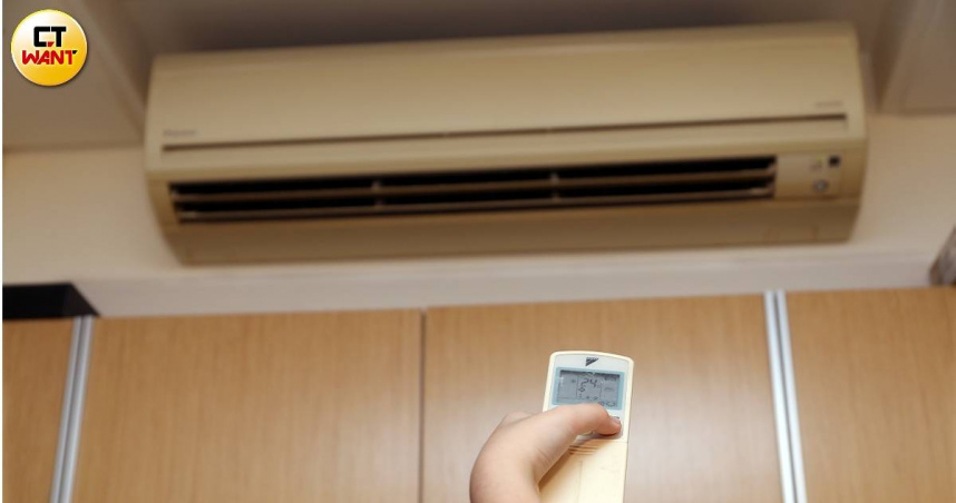 歐瀚文示警，若冷氣機內部沒有定期清洗，吹出來的冷風可能夾帶大量的黴菌孢子與毒素，直接吸入肺部與血液。（示意圖／CTWANT資料照）