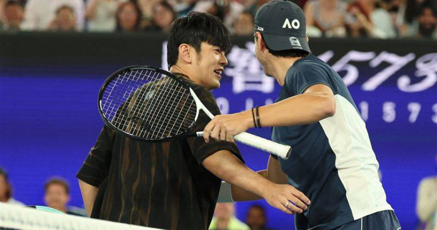 周杰倫參加澳網「一分大滿貫」表演賽，首輪遭遇澳洲業餘好手Petar Jovic，開賽即吞Ace球落敗。（圖／達志／路透社）