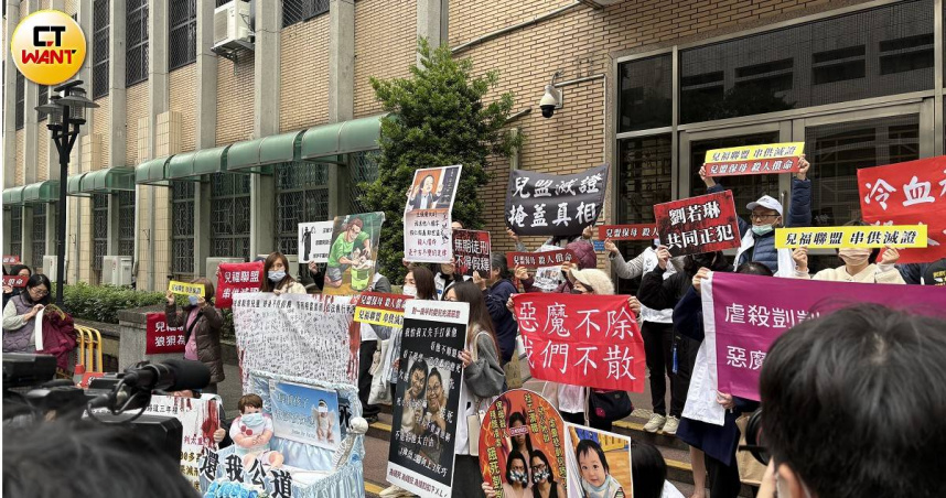 剴剴案二審出爐，剴剴戰士來聽判。（圖／翁靖祐攝）