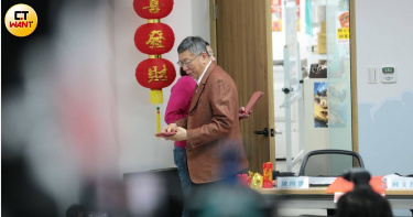 前民眾黨主席柯文哲表示，軍購案付委與綠白或藍白合無關，強調重點是台灣必須往前走。（圖／周志龍攝）