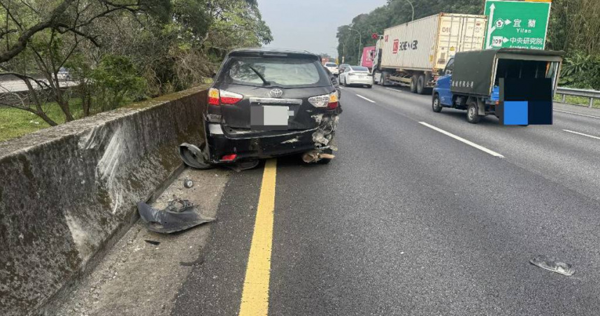 國3福德隧道聯結車「鬼切」側撞自小客　女駕駛受傷