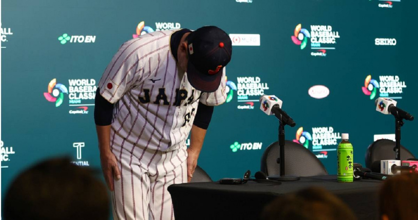 日本隊總教練井端弘和在日本輸球、止步8強後的記者會上當眾鞠躬致歉，如今傳出日本輸球與機密外流有關。（圖／達志／美聯社）