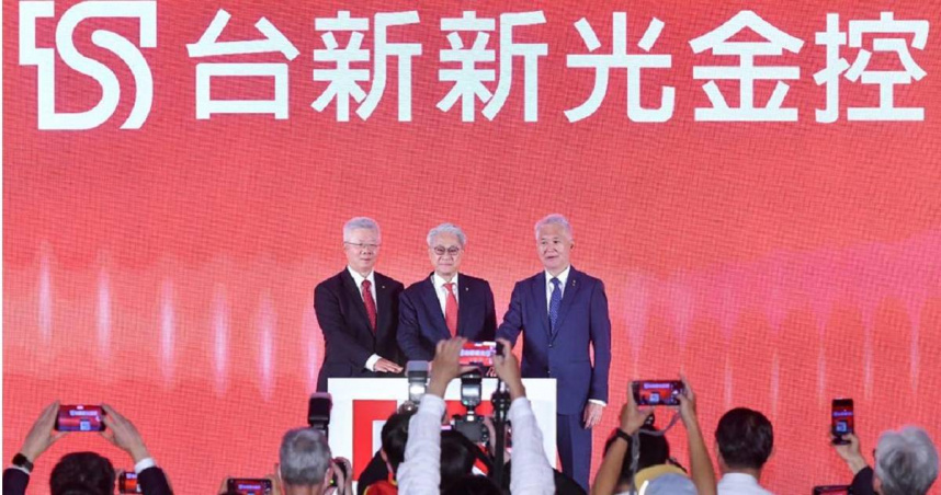 台新金控與新光金控在2025年7月24日正式合併，圖中為台新新光金控董事長吳東亮，副董事長魏寶生（右）與總經理林維俊（左）。（圖／報系資料）