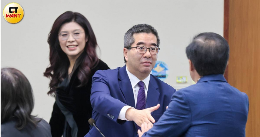 出身前總統馬英九辦公室的國民黨副主席蕭旭岑（前）被馬辦「老東家」無情切割甚至被影射有財務問題，國民黨主席鄭麗文（後）對此強調力挺蕭旭岑到底。（圖／黃耀徵攝）