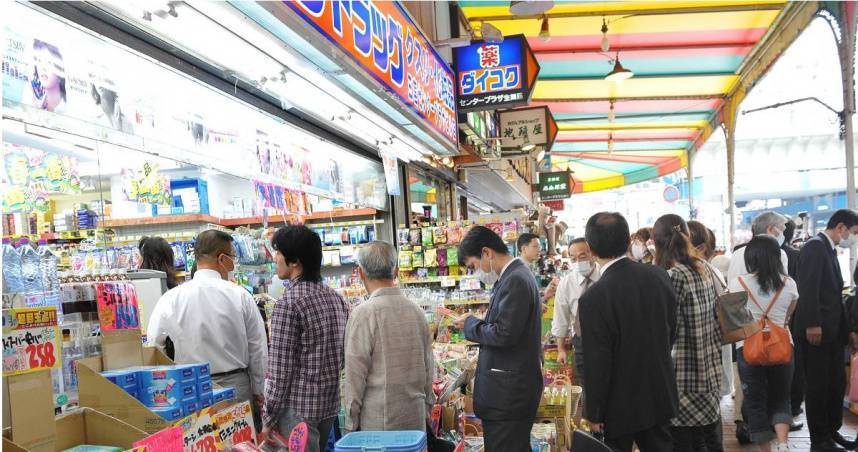 許多人都會去日本藥妝店買藥。（示意圖／達志／美聯社）