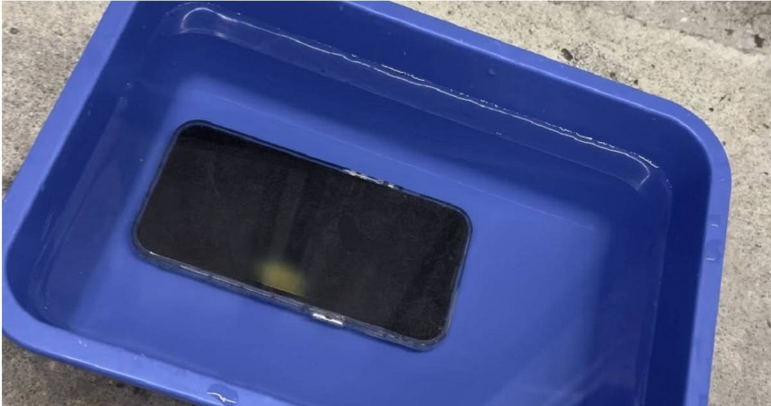 手機冒煙記得先泡在水裡！（圖／翻攝自Facebook／消防神主牌）