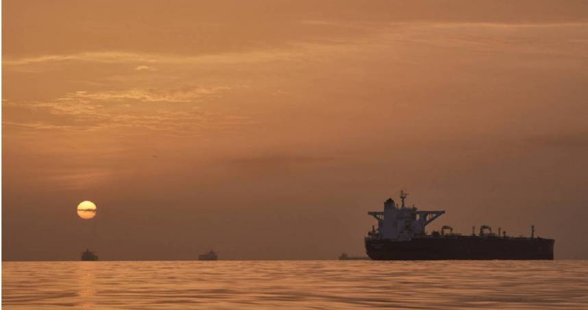 伊朗對荷莫茲海峽實施通行限制，進一步推升國際油價。（圖／達志／美聯社）