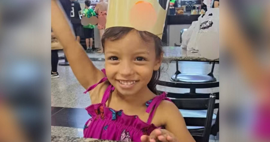 巴西5歲女童瑪麗亞克拉拉遭母親與繼父殺害，遺體被發現埋在住處後院水泥淺坑內；最新法醫報告指出，她氣管內驗出泥土，疑似遭活埋窒息身亡。圖／翻攝自TV TEM、g1