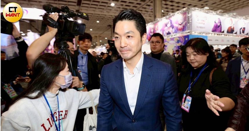 台北市長蔣萬安推動無菸城市，率先規劃在西門町與中山商圈設置戶外吸菸室，預計5月起陸續試行。（圖／方萬民攝）