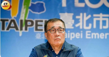 李四川回應遭指公車站垃圾桶政策與鼠患有關，強調亂丟垃圾才是鼠患主因。（圖／黃耀徵攝）