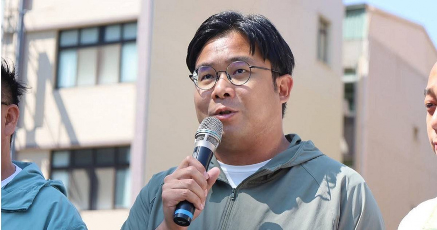 蔡秉璁質疑柯志恩淡化政黨色彩，批評文宣未見國民黨黨徽，直言「是忘記還是害怕想起來」，並指應正面回應高雄發展與地方利益議題。（圖／蔡秉璁辦公室提供）
