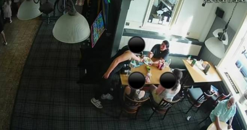 女子拔自己頭髮栽贓店家。（圖／翻攝臉書）