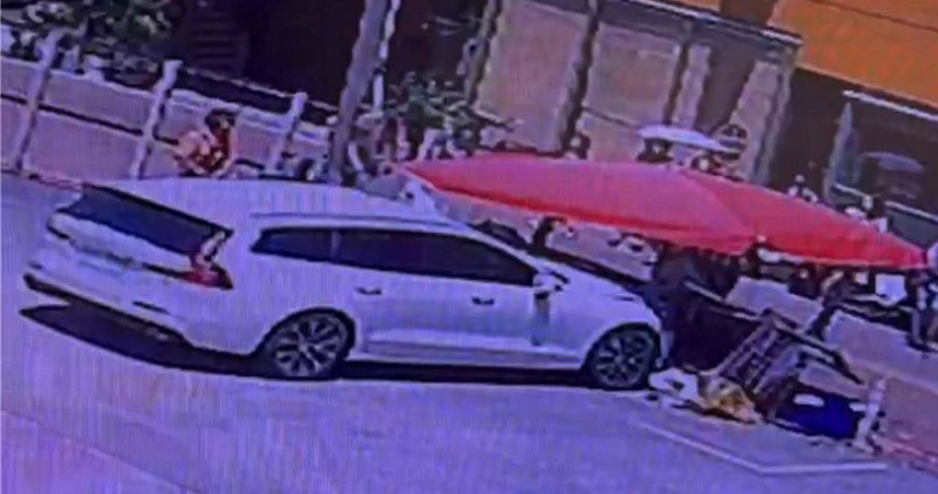 停妥暴衝！VOLVO直撞鹿港炸物攤　阿嬤前腳剛離開驚險躲死劫