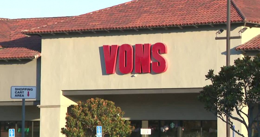 美國加州洛杉磯格拉納達山一間Vons超市爆發爭議，一名顧客猝逝後，賣場仍持續營業，引發外界批評。（圖／翻攝自CBS Los Angeles）