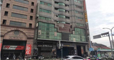 平鎮一處酒店業者疑因趁著51連假悄悄復工，但仍遭警方查獲，要求停業。（圖／平鎮分局提供）