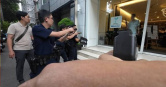 陽明交大美籍教授林詩淳昨天闖進音樂教室，砍死紀姓連襟，警方在現場與林嫌對峙，並開槍射擊雙腿後制伏。（圖／警方提供）