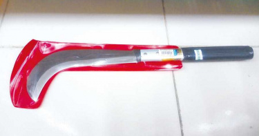 臥軌輕生的雲林大埤黃姓老翁疑似以鳳梨刀砍殺妻子頸部，造成妻子不治。（圖／中國時報許素惠攝）