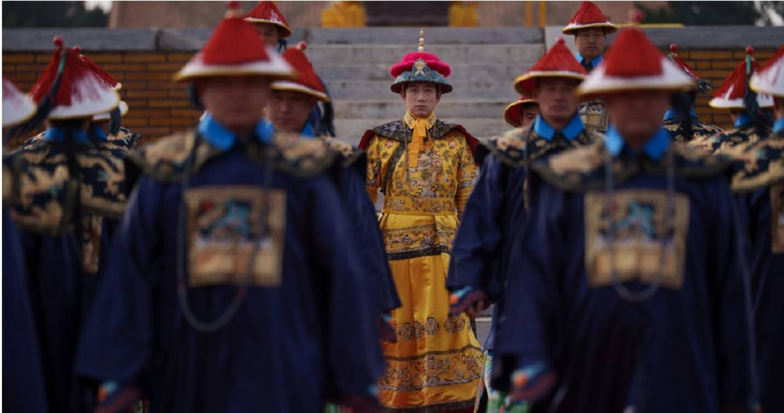 2026年2月20日，身著清代祭祀服飾的表演者準備在地壇公園參加農曆新年慶祝活動。（圖／達志／美聯社）