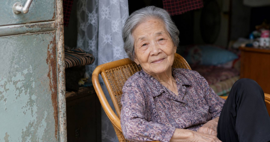 國發會示警，自2037年開始工作年齡人口中超過一半將是45歲至64歲中高齡族群。（圖／AI示意圖）