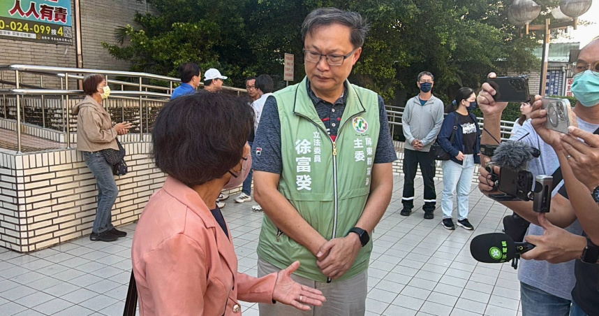 針對體操協會片面回覆放棄參與國際賽事，立委徐富癸上午與律師、選 手家屬、教練，到屏東地檢署按鈴申告。（圖／徐富癸服務處提供）