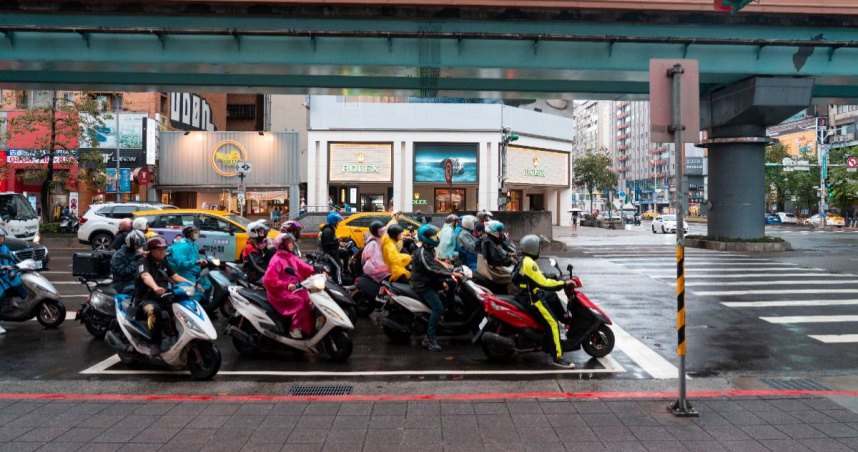 台灣地狹人稠，機車兩段式左轉的待轉格設計屢屢引發爭議。（示意圖／取自pexels）